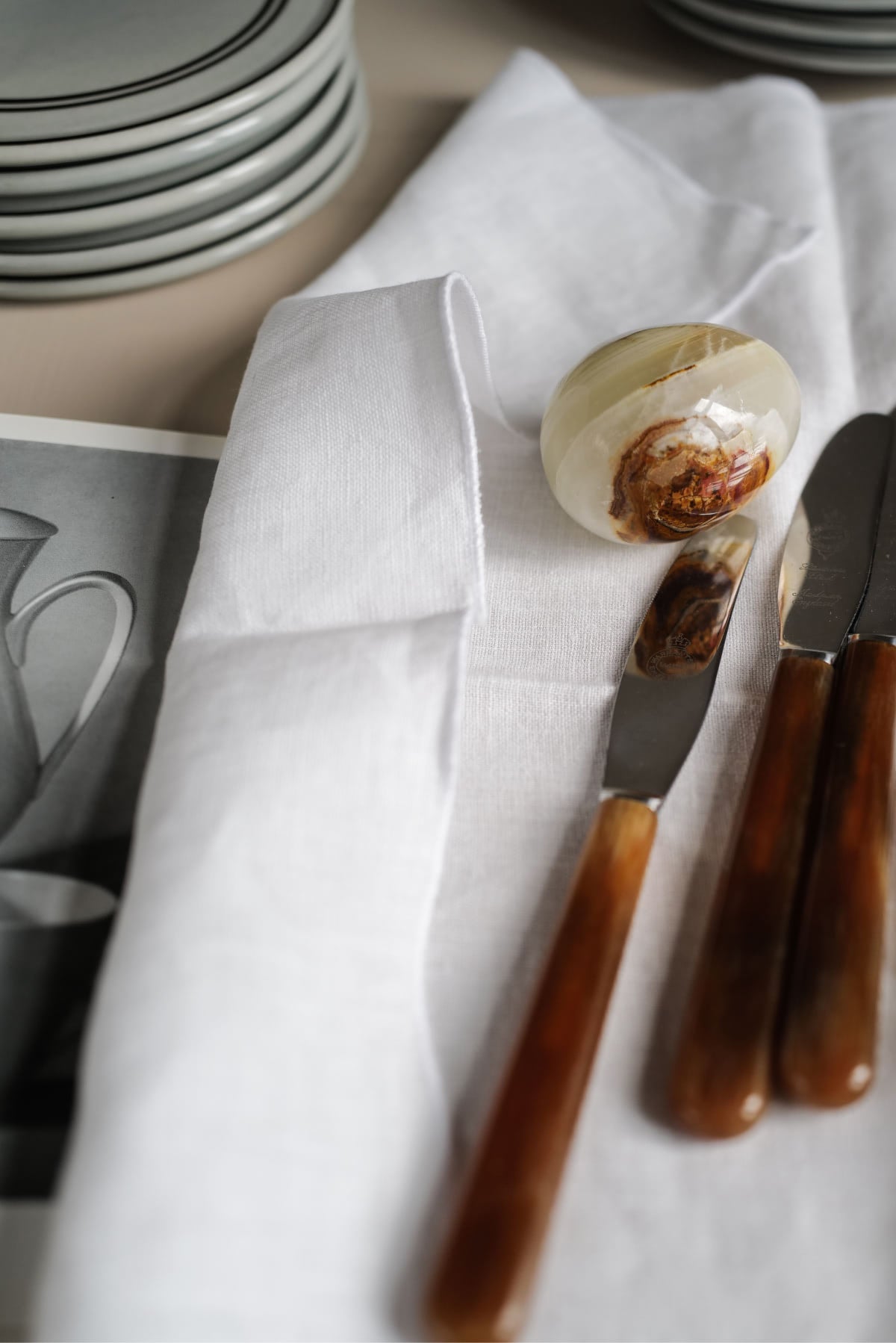 Knives in Onyx Brown